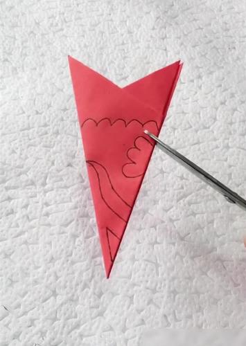 小姐姐出剪窗花教程,刚开始:糊弄小孩子?成品一出:过年可以省钱了!