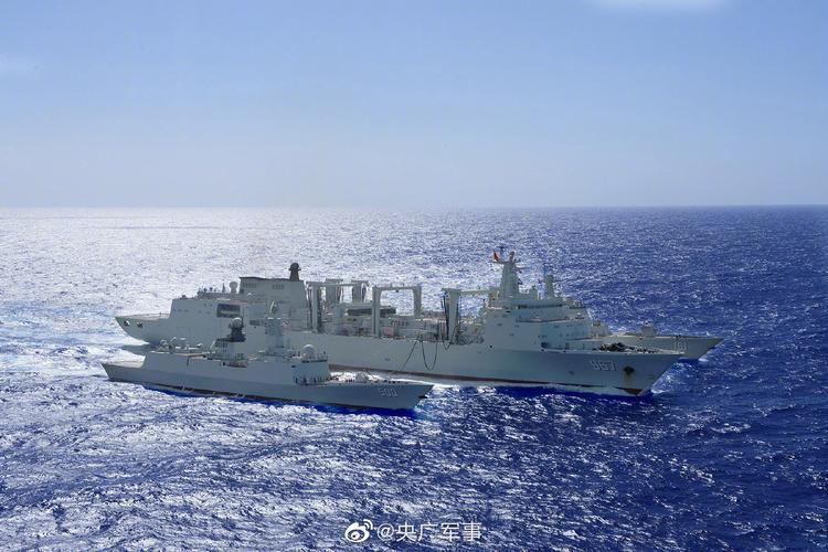 从外形上看,在满载排水量超4万吨的"查干湖"舰面前,编队另外3艘战舰