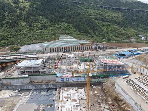 原标题:郑万高铁巴东北站顺利封顶