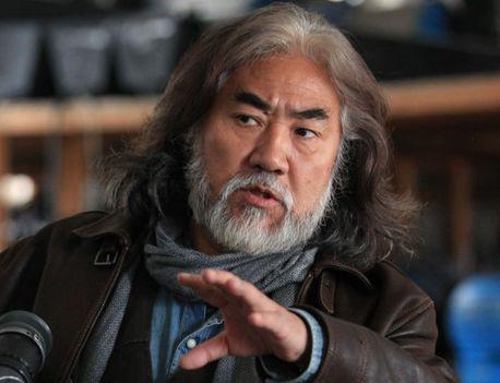 知名导演张纪中为吴秀波发声,言辞犀利无比,张纪中老年形象全无