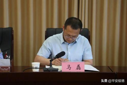 县政府办副主任马磊宣读了禁毒,反恐,道路交通安全工作先进集体,先进