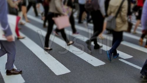 行人过马路人来人往