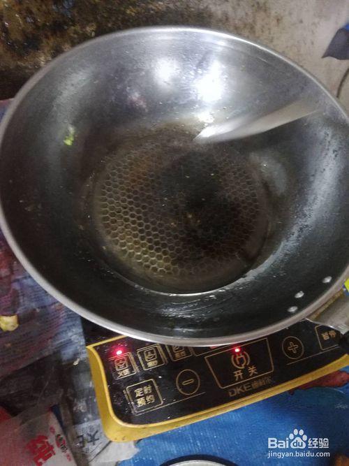 注意火候不要太大了,不然会把菜给烧焦的,过一分钟左右我们再把 洗好