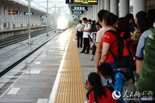 钦州东站的旅客在站台候车韦瑞涵 摄