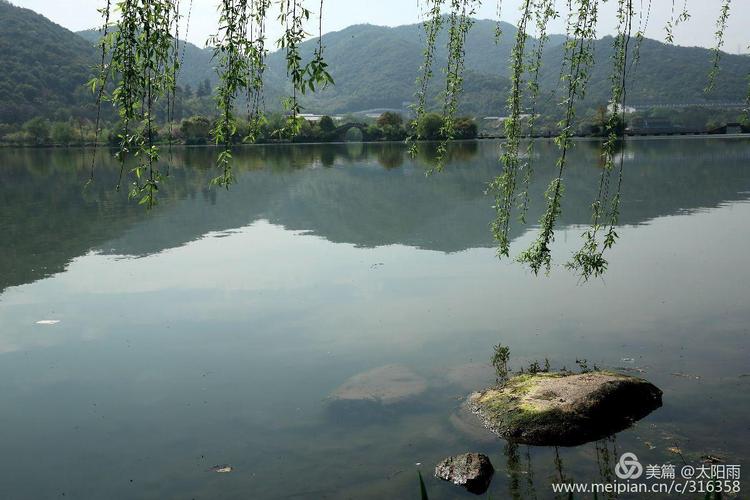 那首由宋朝林逋写的著名的 《长相思 》勾起人们无限惆怅: 吴山青,越