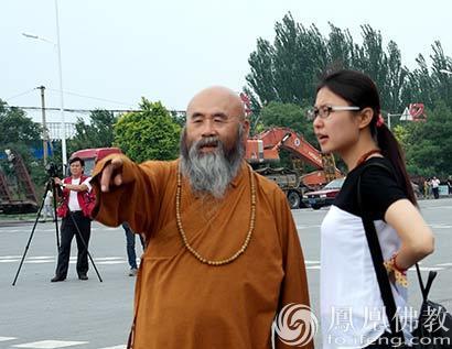 龙泉寺方丈亲海大和尚和佛缘之路工作人员亲切交谈(图片来源:凤凰佛教