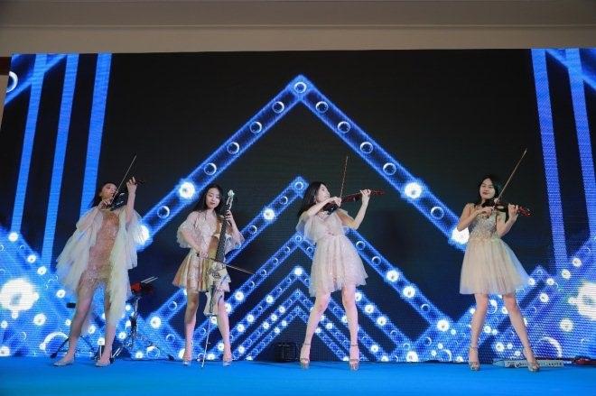 在精彩的动感小提琴表演中,杭州华家池世茂缤谷答谢晚宴正式拉开了