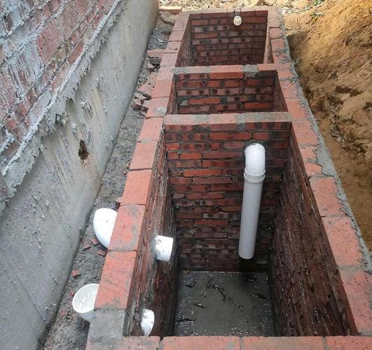 小哥教你如何挖建新农村三级化粪池