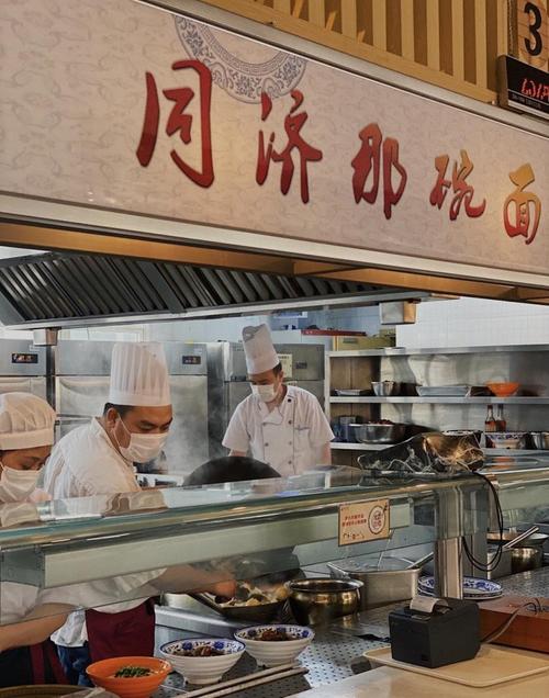 同济大学的食堂曾经上过"天天向上",妥妥的网红食堂了~"玩在复旦,吃