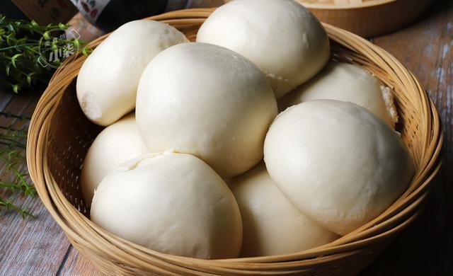 蒸馒头时,记住多加"2白",馒头又白又香又暄软,放凉也不硬