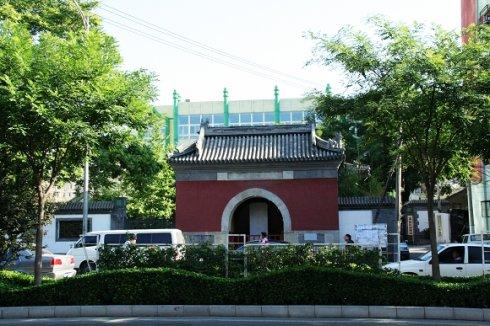 圣安寺,位于宣武门外南横街西口,金天会年间(1123一1135)始建,不