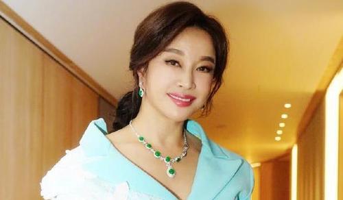 63岁刘晓庆怀孕!现任老公已经76岁,富豪老公真是宝刀未老啊