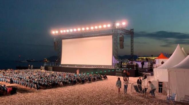 露天电影放映再现电影院没开门可以这样看电影