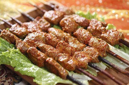 去新疆旅游吃羊肉串,点完20串老板笑了,端上桌我愣了