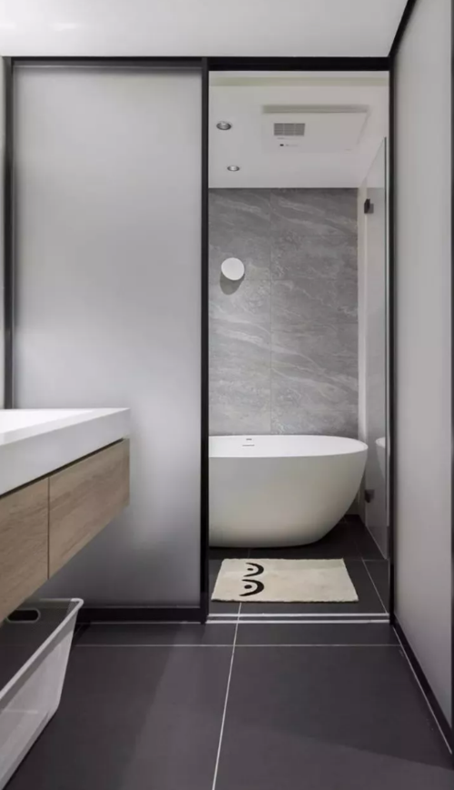 三分离式卫生间,黑白相间的地砖配以磨砂移门,干湿分离的同时确保空间