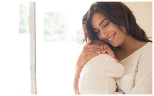 宝宝拍嗝总是拍不出?救命小技巧,新手妈妈要学会