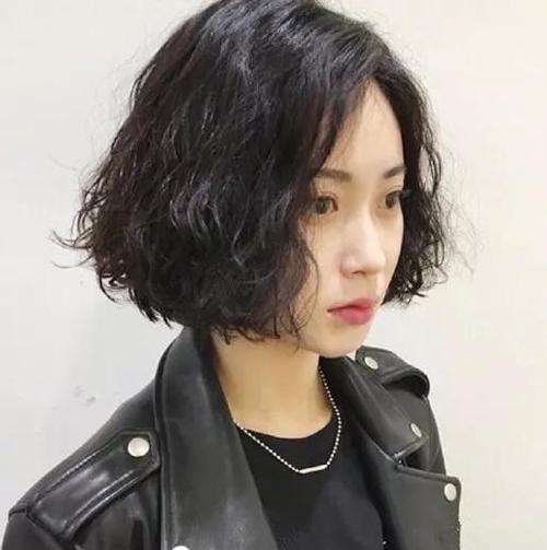 s型卷短发短卷发在短发中是非常常见的一款发型,像这样头发烫成s型也