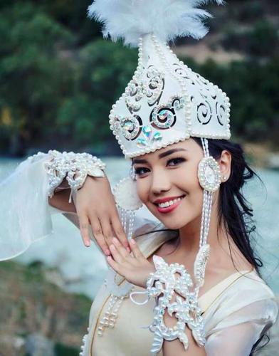 实拍:柯尔克孜族的美女与金雕,充满草原气息(图)