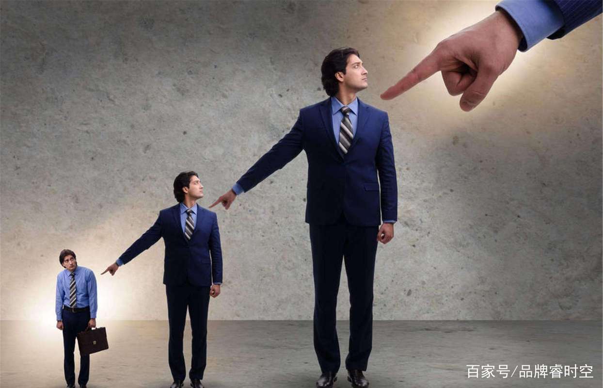 为人特殷勤,千方百计讨好上司:能力差就要如此卑微?