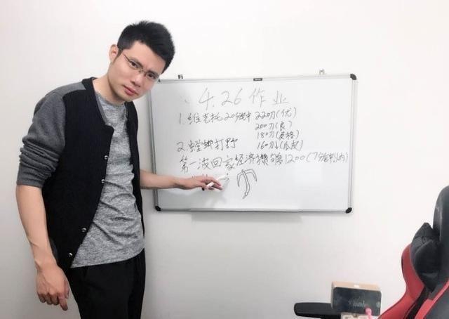 斗鱼大司马晒出自己下象棋的照片,网友觉得他下象棋有白金水平!
