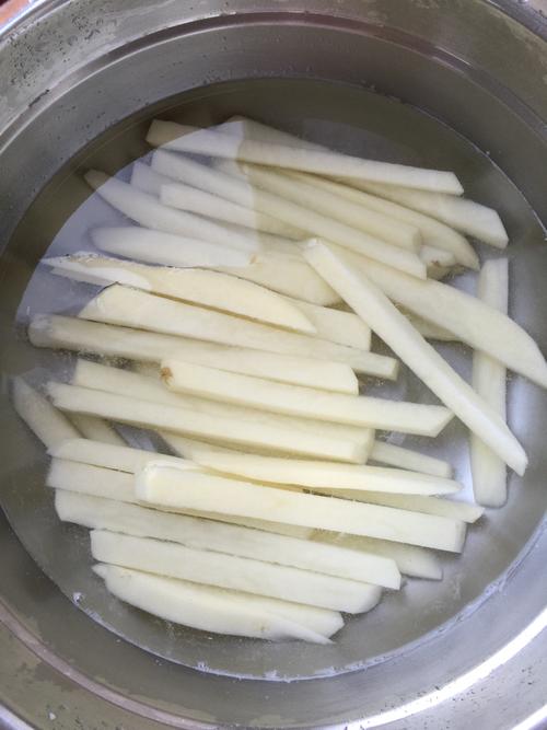 土豆切条 冷水洗两遍 盐水泡20分钟