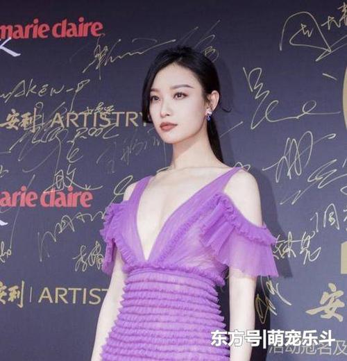 倪妮穿紫色深v裙出席活动,尽显女神魅力,网友:越来越大胆!