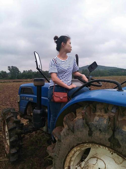 开拖拉机的美女