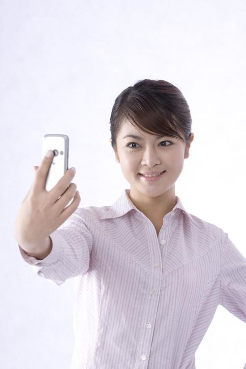 拿着手机自拍的女人高清图片