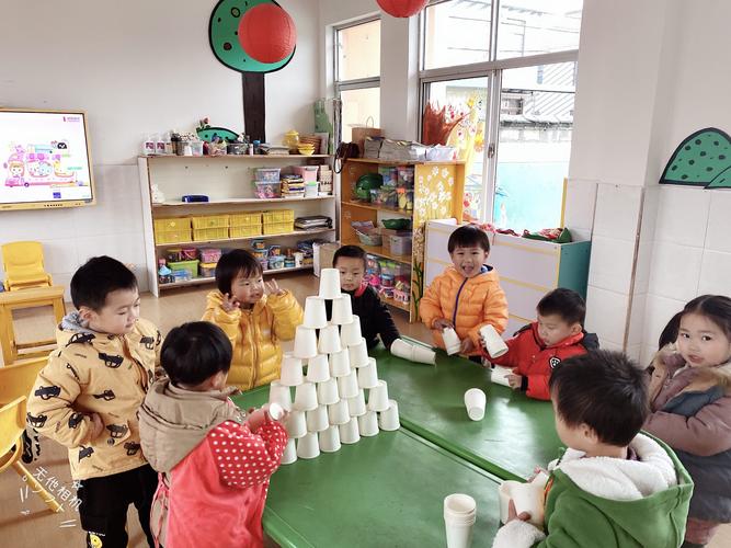 小班建构课—学习用纸杯搭建城堡