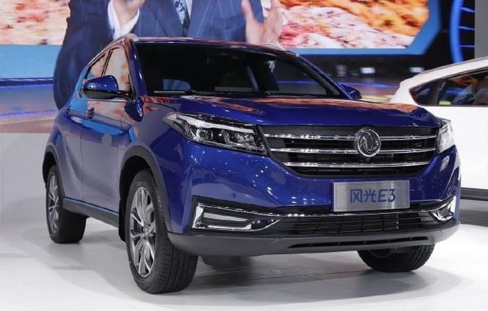 东风风光e3增程版采用了黑色d柱的悬浮式车顶设计溜背的造型也让整车