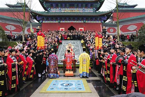 福泉市举行"迎财神·拜财神"巡游活动      大年初五