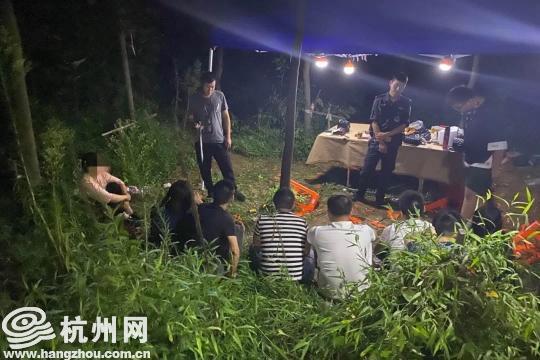 大半夜男男女女往墓地跑 还有奇怪声音!