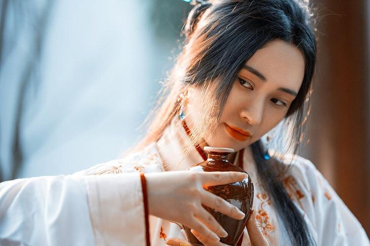 古装饮酒
