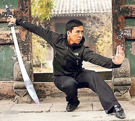 甄子丹拿刀霸气头像