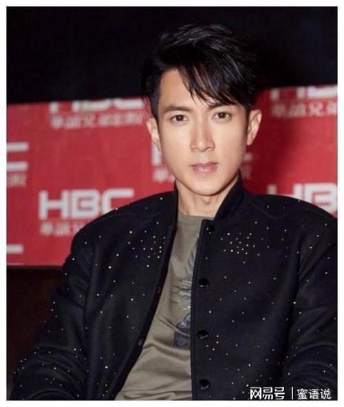吴尊发运动照曝光豪宅,健身房豪华宽敞,7岁儿子徒手攀岩好危险