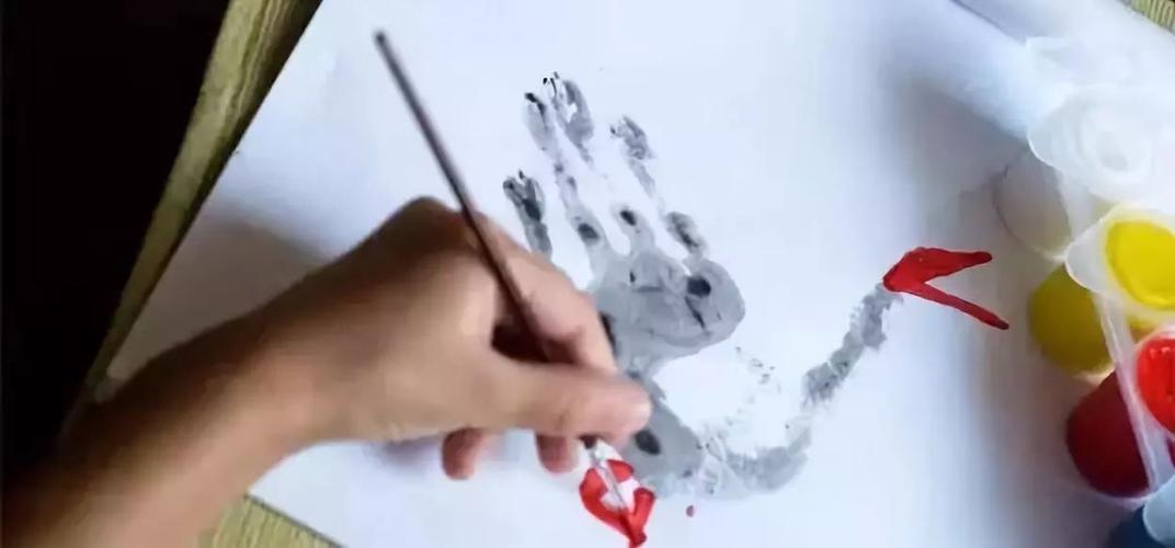 印压在画纸上,作为鸵鸟的身体雏形.