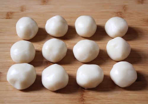 将面团分成12个小面团,每个38克左右.