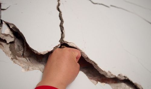 浙江一小区房子竣工仅5年 墙体开裂能伸进拳头