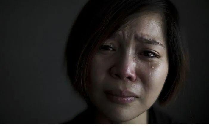 妈妈嚎啕大哭:"我恨我的孩子!"耗竭式育儿的危害到底有多大?