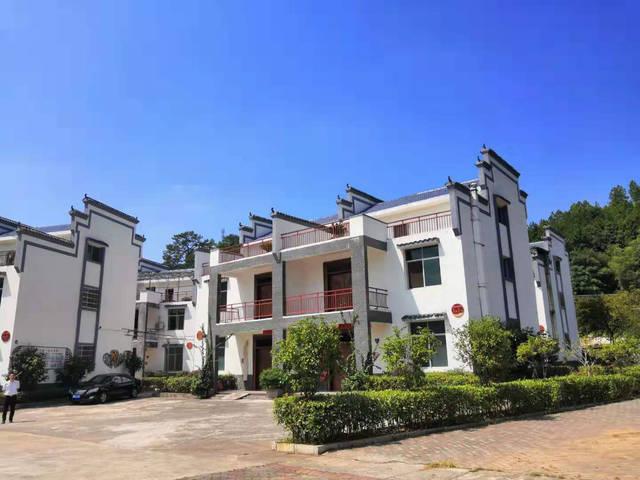 新建的双层楼房/温家越摄