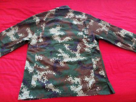 2,衣服翻过来,背面朝上.