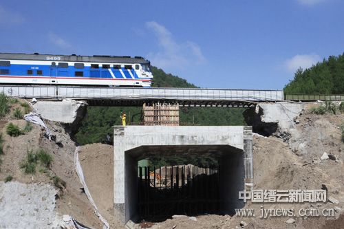 下穿铁路桥涵进入设计位置 图