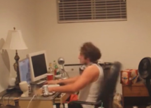 一言不合就发飙小哥打输游戏之后狂暴怒砸电脑