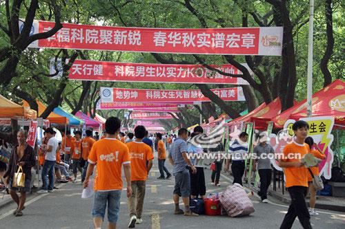 高校迎新季 江西部分高校迎新横幅用词很新潮