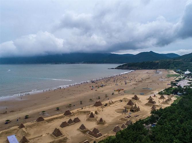 游客在朱家尖南沙景区游玩(无人机航拍).