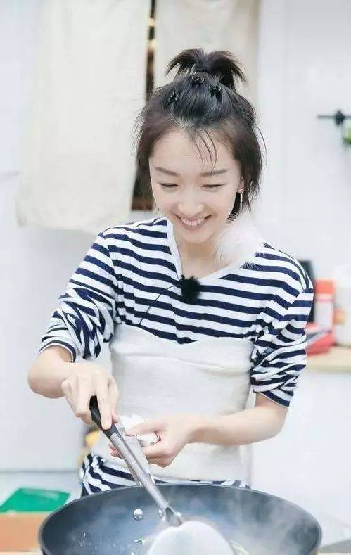 周冬雨在《中餐厅》里穿过