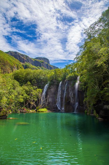 绿渊潭因池水碧绿而得名,清透的潭水宛如绿宝石般.