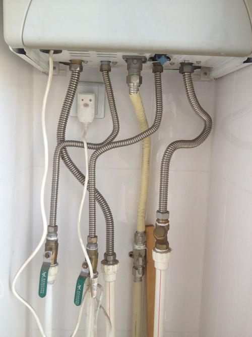 最右侧的是供暖回水,它们好似都没有阀门;上图是壁挂炉上的操作面板