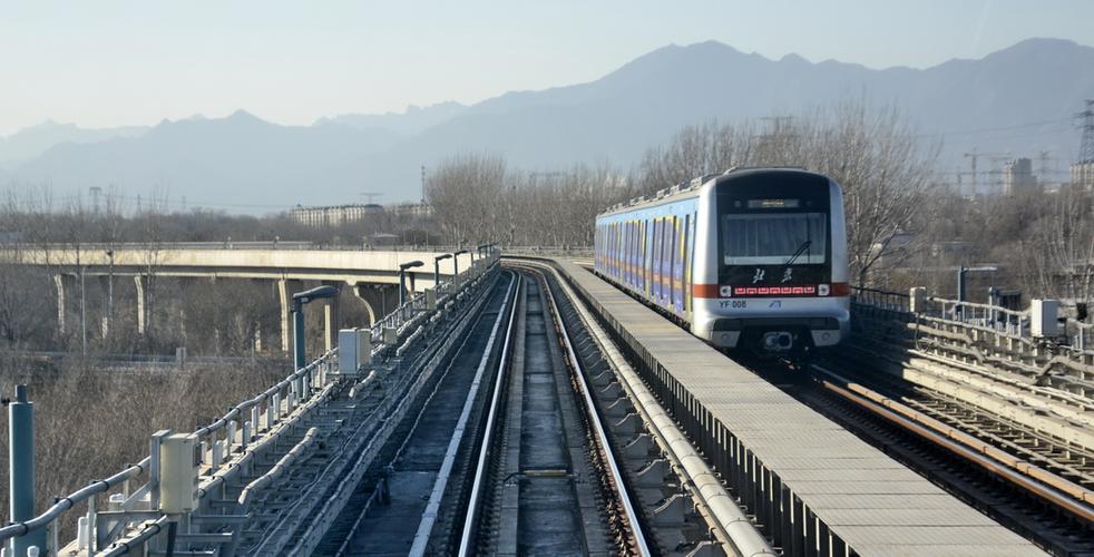 12月26日拍摄的北京地铁燕房线无人驾驶列车.