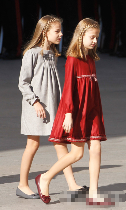 西班牙王室"双胞胎"公主,贵族脸大长腿瞩目,姐姐气场神似王后